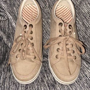 Taos tennis shoes, like new